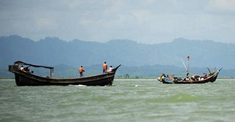 ৩০ যাত্রী নিয়ে সেন্টমার্টিনগামী ট্রলার আটকা মিয়ানমার সীমান্তে