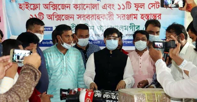 কচুয়া স্বাস্থ্য কমপ্লেক্সে চিকিৎসা সামগ্রী দিলেন ড. সেলিম মাহমুদ