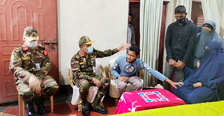 নিহত সেনাসদস্যের বাড়িতে শেখ হাসিনা সেনানিবাসের জিওসি