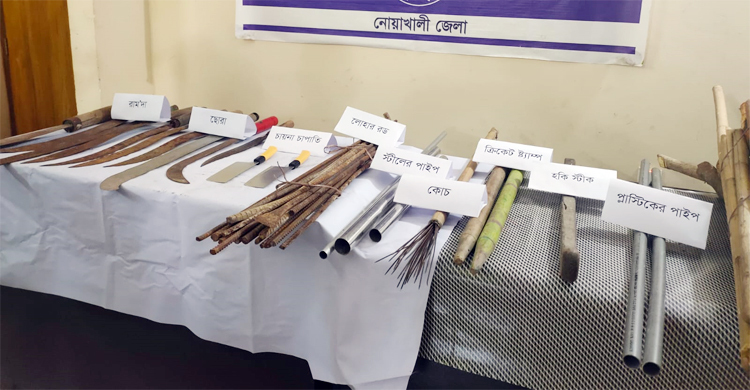 ভোটকেন্দ্রের পাশে লুকানো ছিল বিপুল পরিমাণ দেশীয় অস্ত্র