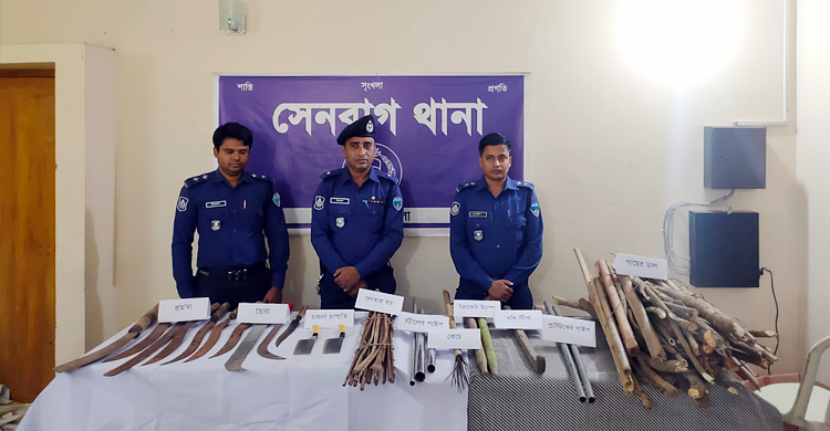 ভোটকেন্দ্রের পাশে লুকানো ছিল বিপুল পরিমাণ দেশীয় অস্ত্র