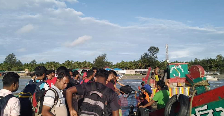 সেন্টমার্টিন থেকে ফিরলেন আটকেপড়া ২৫০ পর্যটক