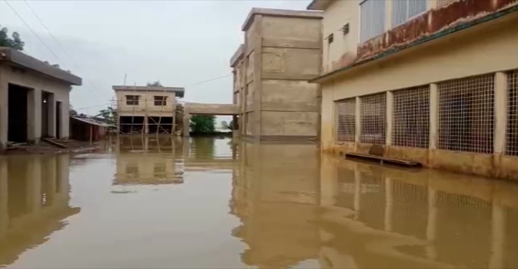 ক্ষত রেখে নামছে বন্যার পানি, দুর্ভোগমুক্তির অপেক্ষা