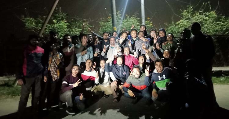 উপাচার্যের বাসার সামনে বসার পর দাবি মেনে নিলো প্রশাসন