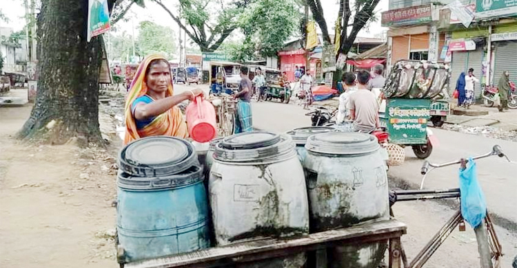 লকডাউনে পানি বিক্রিও বন্ধ, সংসার আর চলে না আছিয়ার