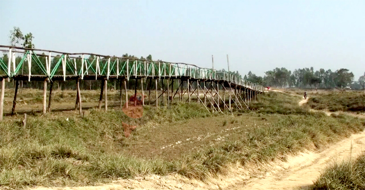 ৫০ বছরেও একটি সেতু পায়নি ১৫ গ্রামের মানুষ