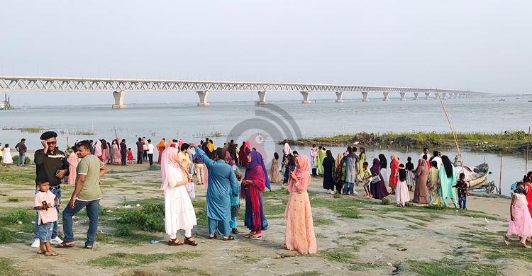 পদ্মা সেতু দেখতে মাওয়ায় দর্শনার্থীদের ঢল
