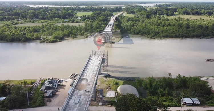 হেলেদুলে চলছে লোহালিয়া সেতুর নির্মাণকাজ