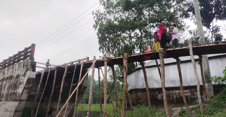 কোটি টাকার সেতু পার হতে লাগে কাঠের সাঁকো