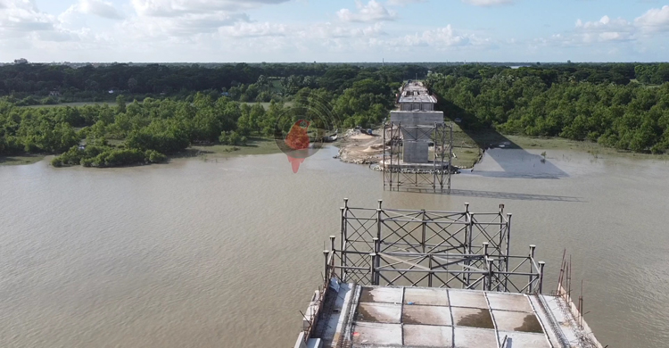 হেলেদুলে চলছে লোহালিয়া সেতুর নির্মাণকাজ