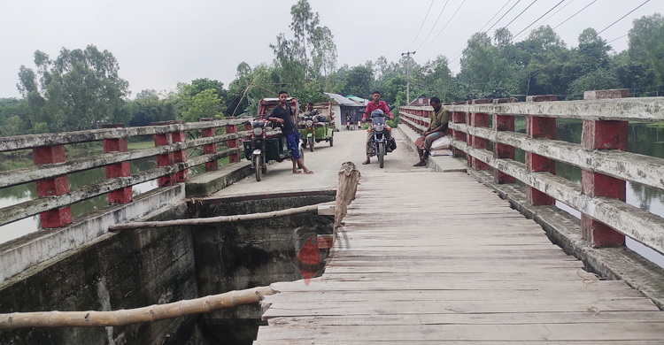 সাঁকো দিয়ে পার হতে হয় কোটি টাকার সেতু