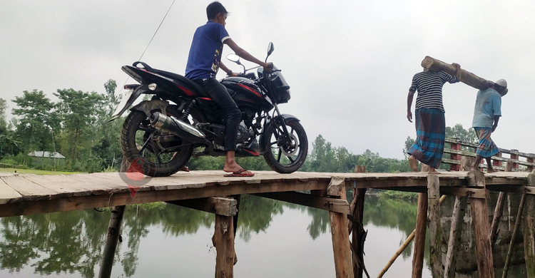 সাঁকো দিয়ে পার হতে হয় কোটি টাকার সেতু