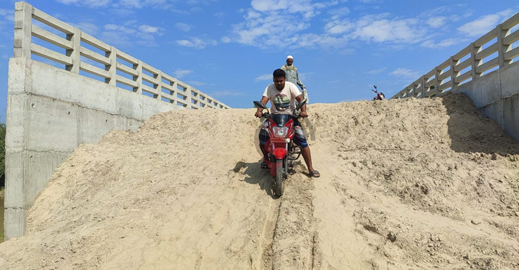 থেমে আছে জমি অধিগ্রহণ, সেতু নির্মাণের ৬ মাসেও হয়নি সংযোগ সড়ক
