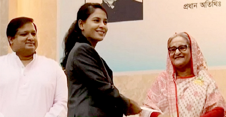 সাফজয়ী মেয়েদের ৫ লাখ করে টাকা দিলেন প্রধানমন্ত্রী