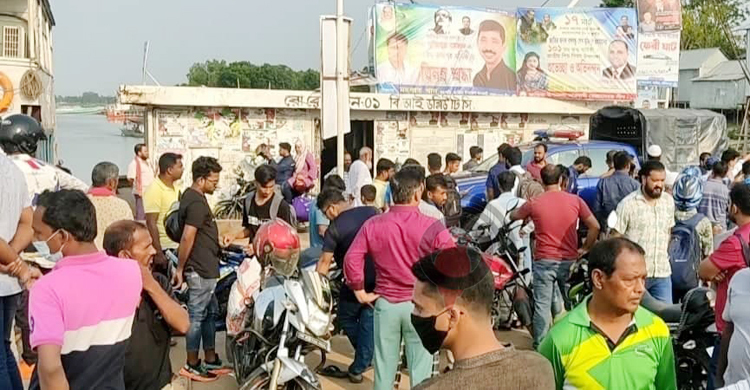 বাইকের ভিড়ে ফেরিতে উঠতে ব্যক্তিগত গাড়ির দীর্ঘ অপেক্ষা