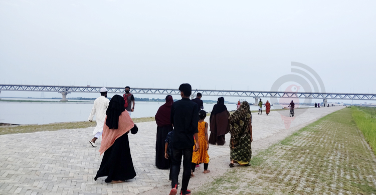 পদ্মা সেতু ঘিরে ভিড় বাড়ছে জাজিরা প্রান্তে