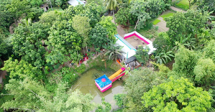 পুকুরের ওপর বাসর ঘর!