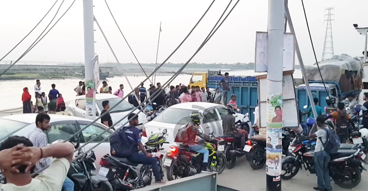 বাইকের ভিড়ে ফেরিতে উঠতে ব্যক্তিগত গাড়ির দীর্ঘ অপেক্ষা