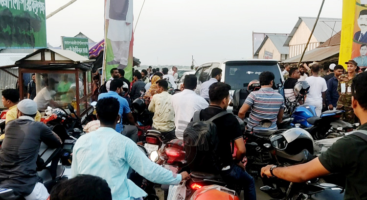 বাইকের ভিড়ে ফেরিতে উঠতে ব্যক্তিগত গাড়ির দীর্ঘ অপেক্ষা