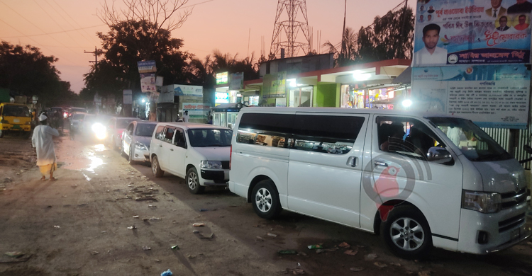 বাইকের ভিড়ে ফেরিতে উঠতে ব্যক্তিগত গাড়ির দীর্ঘ অপেক্ষা