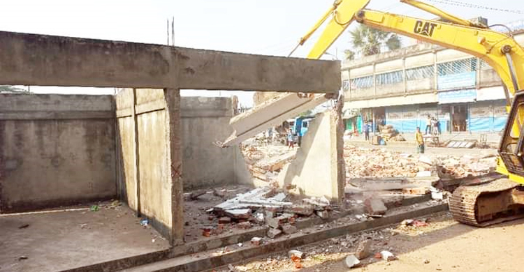 ঢাকা-সিলেট মহাসড়কের পাশ থেকে শতাধিক স্থাপনা উচ্ছেদ