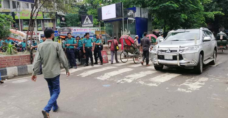 শাহবাগ-মৎস্য ভবন এলাকায় যান চলাচল বন্ধ