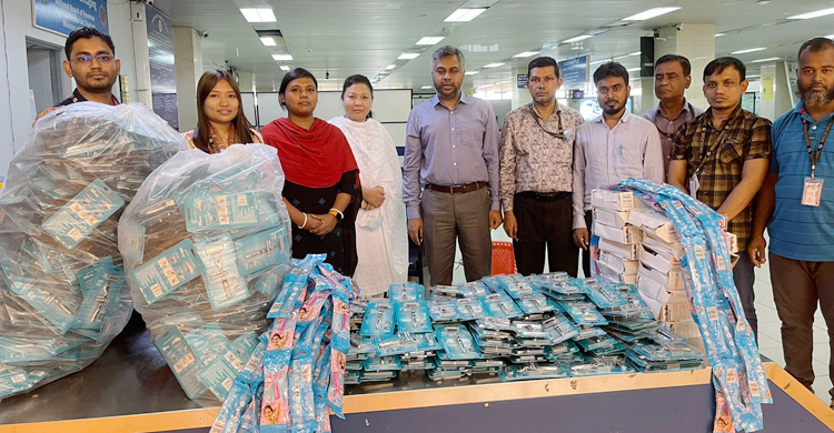 তিন লাখ টাকার শুল্ক ফাঁকির চেষ্টা, হাজার পিস রেজর জব্দ