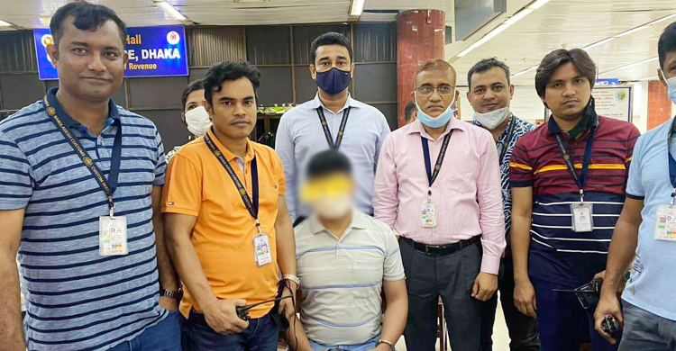 সৌদিফেরত যাত্রীর প্রেসার কুকারে মিলল দুই কেজি স্বর্ণের বার