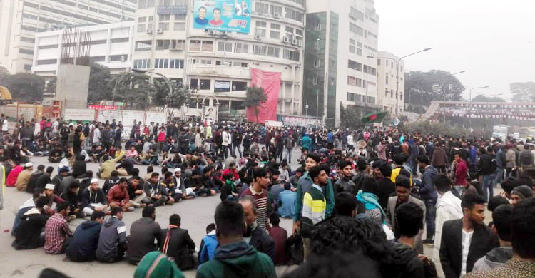 সিটি নির্বাচন পেছাতে ঢাবি শিক্ষার্থীদের শাহবাগ অবরোধ