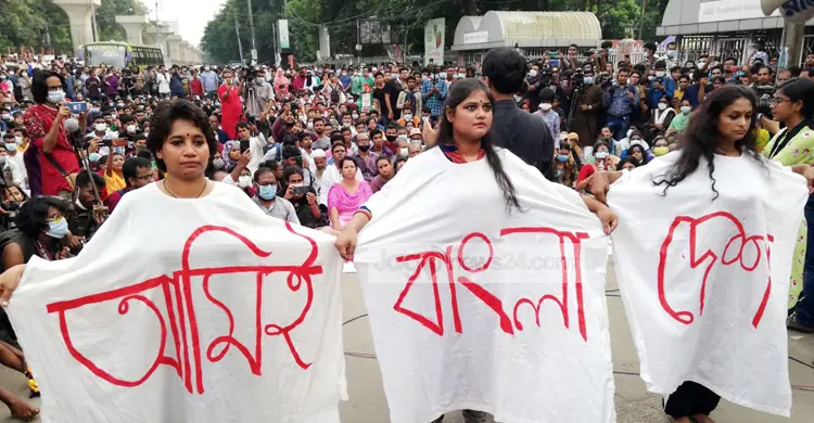 স্লোগান-গানে উত্তাল শাহবাগ