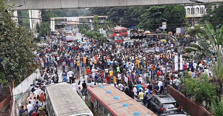 DU students block Shahbagh intersection