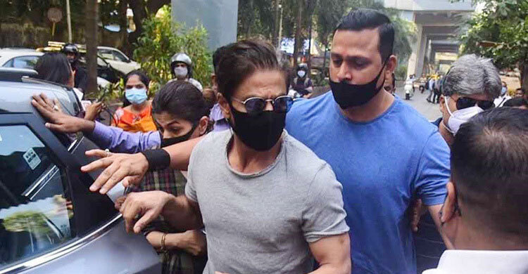 Shah Rukh Khan meets son Aryan Khan in Mumbai jail
