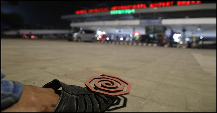 দেশে ফেরার কথা ভাবলেই বিমানবন্দরে ভোগান্তির কথা মনে পড়ে