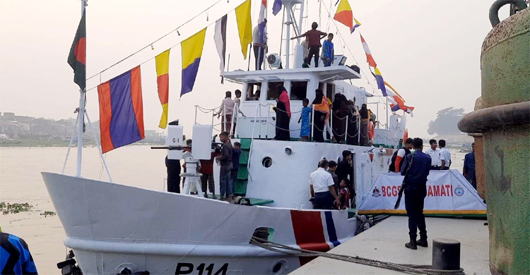 চাঁদপুরে কোস্টগার্ডের যুদ্ধ জাহাজ প্রদর্শনী