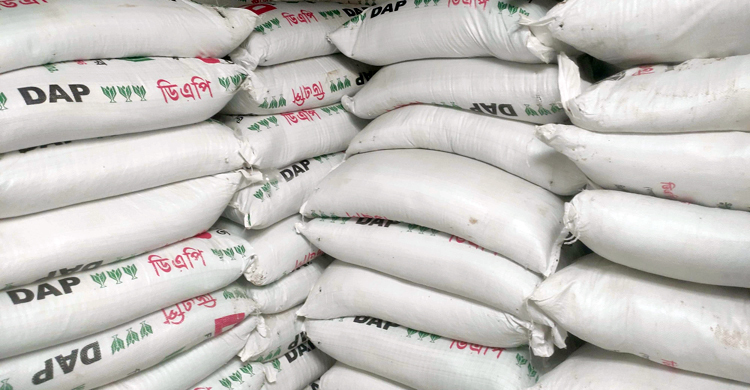 সার সংকট দেখিয়ে চাষিদের লুটছে ডিলাররা