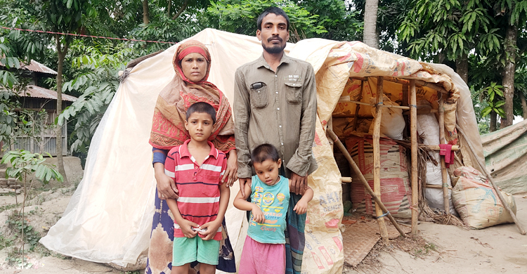 সিমেন্টের বস্তায় তৈরি ঝুপড়িতে দিন কাটছে মতি-রাশিদার