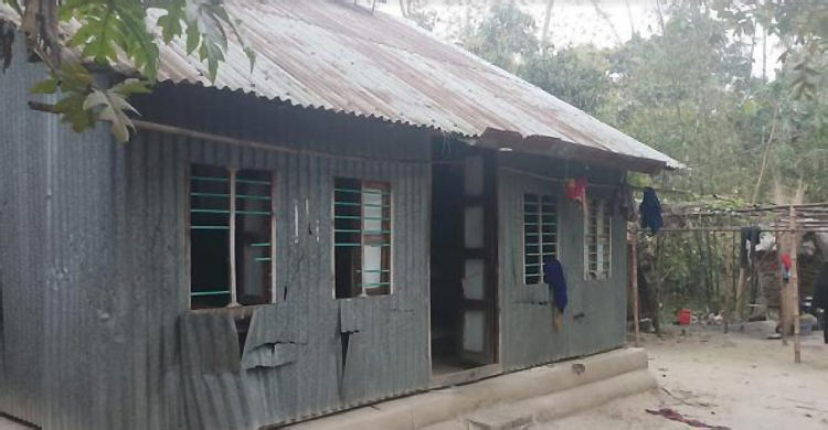 শিশুদের মারামারির জেরে কারাগারে মা, পলাতক বাবা