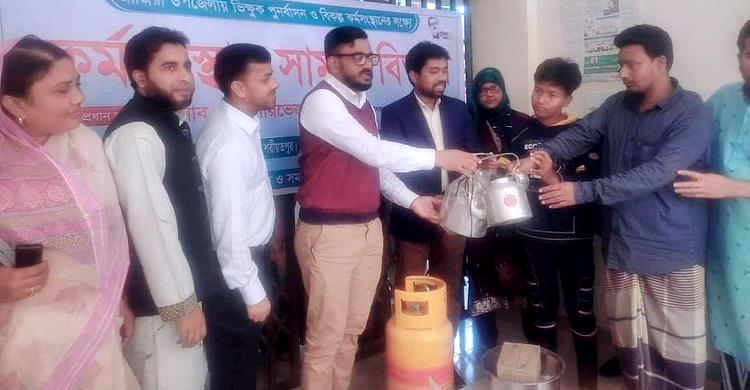 দৃষ্টিহীন বাবা, পরিবারের হাল ধরা কিশোর রহমানের পাশে ডিসি