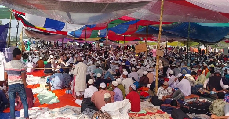 শরীয়তপুরে ইজতেমা মাঠে একসঙ্গে নামাজ পড়লেন ১০ হাজার মুসল্লি