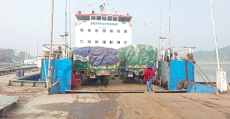 ৮ ঘণ্টা পর শরীয়তপুর-চাঁদপুর নৌরুটে ফেরি চলাচল শুরু