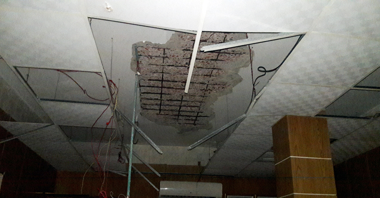 খসে পড়ল হাসপাতালের পলেস্তারা