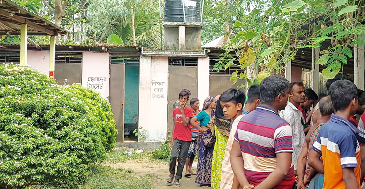 স্কুলের টয়লেট থেকে ছাত্রের বিবস্ত্র মরদেহ উদ্ধার