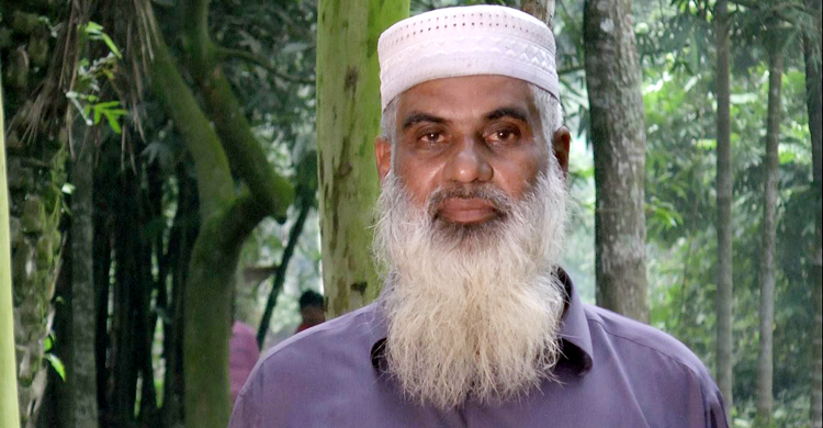 তিন ছেলেকে প্রতিষ্ঠিত করে বাবা দিচ্ছেন এসএসসি পরীক্ষা