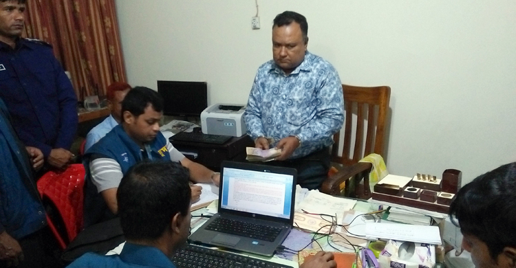 ঘুষের টাকাসহ হাতেনাতে সাব-রেজিস্ট্রার আটক