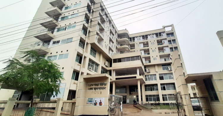 হাসপাতালের লিফট নষ্ট, প্রসূতির বাচ্চা হলো সিঁড়িতে!