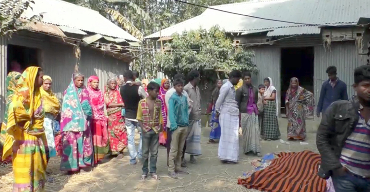 মাইক্রোবাস চাপায় প্রাণ গেল দুজনের