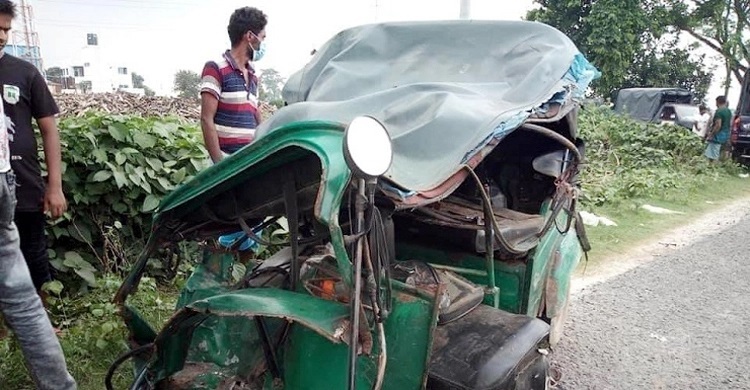 Truck rams auto-rickshaw, kills 4