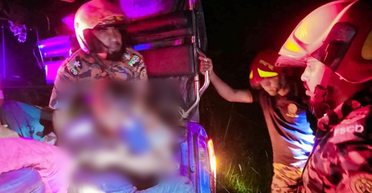 শিবচর এক্সপ্রেসওয়েতে মাইক্রোবাস উল্টে নিহত ১