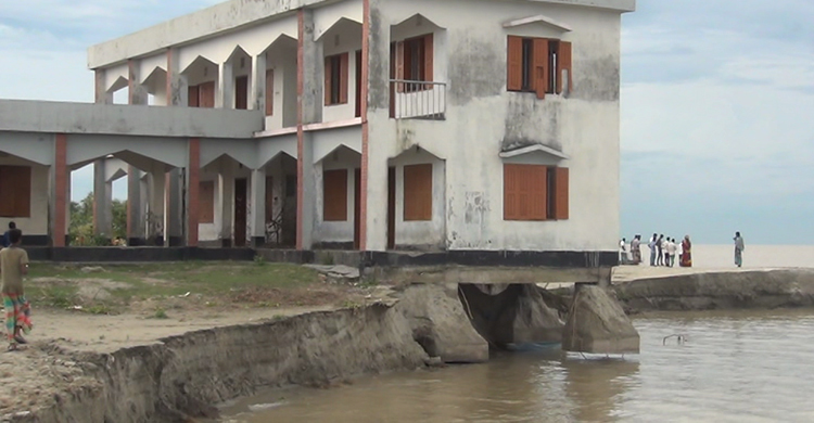যেকোনো সময় নদীগর্ভে বিলীন ইউনিয়ন পরিষদ ভবন