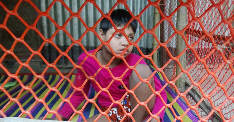 খাঁচায় বাস ছোট্ট শিখার